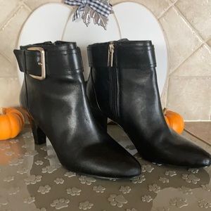 Super cute Bandolino leather booties